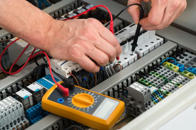 Quelles sont les compétences et qualités essentielles d’un électricien qualifié ?